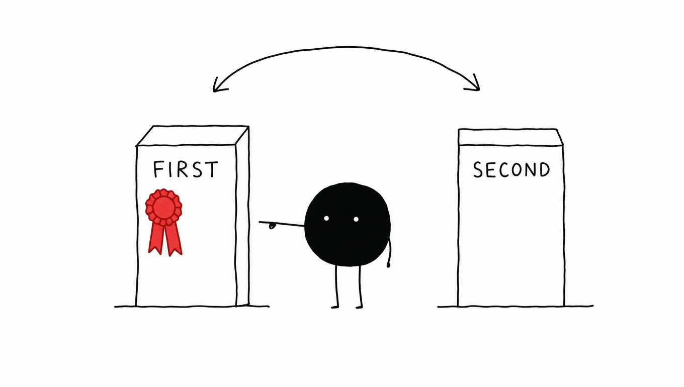 Ortadaki Xiaohei hakem, eşit yükseklikteki iki kürsüden (FIRST ve SECOND) hep soldakini, yani birinciyi işaret ediyor; kırmızı kurdele FIRST'e gidiyor, üstteki ok ikisinin yerini değiştirmeyi öneriyor